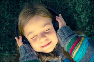 Kind hört Hörbuch